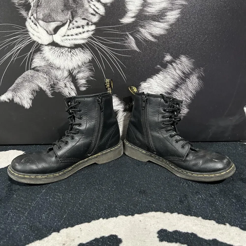 Dr. Martens Delaney AW004 Combat Boot Unisex M4/W5 Black Leather Side Zipper